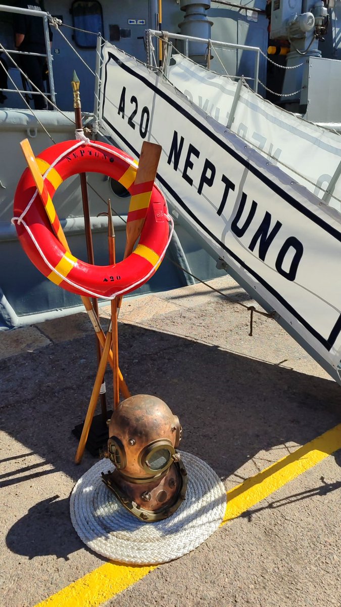 ¿#SabíasQué el #Kisby de los buques de la Armada se coloca a pie de portalón?
Formado por 2 remos y bichero cruzados con un 🛟 con el nombre del buque.
En ocasiones se colocan elementos náuticos específicos, como en se ve en la 📸la escafandra en el #Neptuno como buque de buceo.