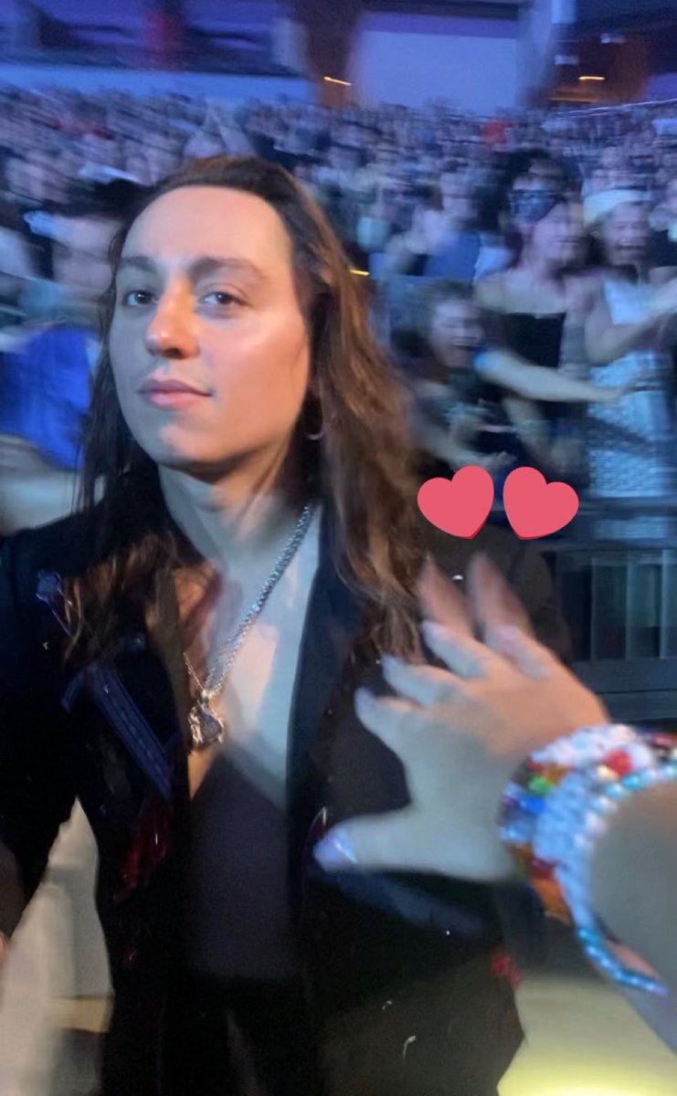 jake kiszka u are so pretty can u set up a kissing booth on sunday in grand rapids so i can kiss u please Please
