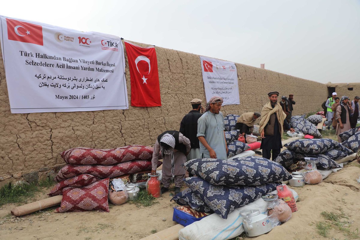 TİKA, #Afganistan’daki afetzedelere #Türkiye'nin dostluk elini uzattı 🔹Bağlan vilayetinde selden etkilenen 300 aileye çadır başta olmak üzere yatak, battaniye gibi çeşitli ev ve mutfak eşyaları dağıtıldı. 🔗tika.gov.tr/tikadan-afgani…