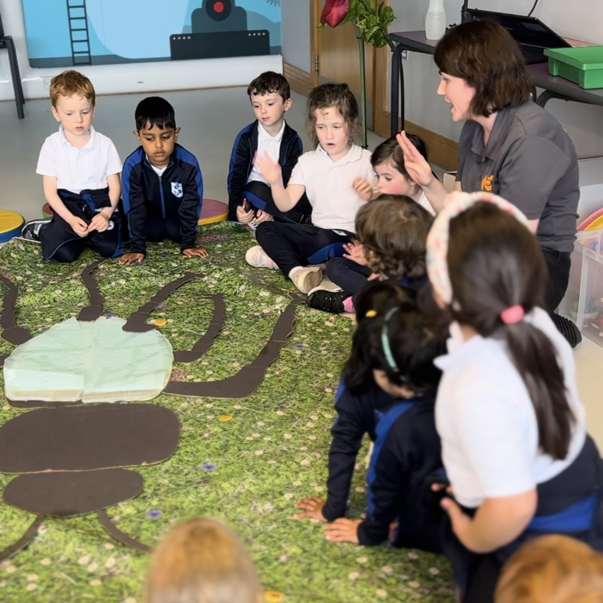 ❓ Did you know that some snails can live between 5-25 years?   Today, pupils from St. Joseph’s Primary School met our resident Giant African Land Snails in W5’s interactive workshop ‘In Our Nature’. 🐌 🔗 Find out MORE: bit.ly/Workshops-W5