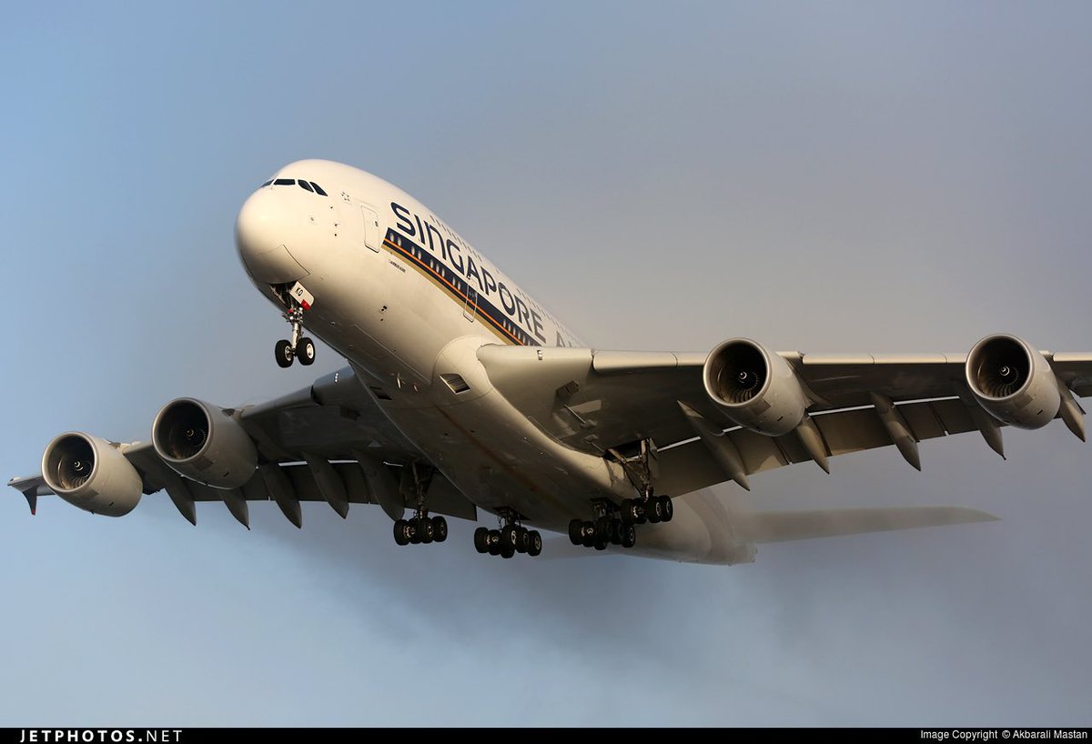 🇸🇬 Singapore Airlines a affiché un bénéfice annuel record de 2,7 milliards de dollars pour la deuxième année consécutive et a augmenté son dividende. ▫️Le personnel de Singapore Airlines recevra une prime équivalant à près de huit mois de salaire.