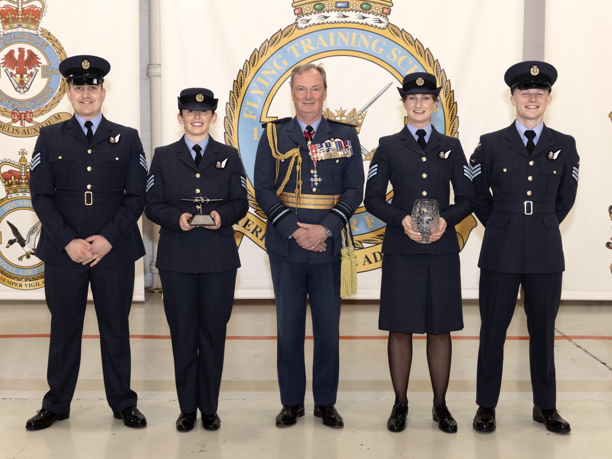 No 1 Flying Training School achieves another first! Four helicopter pilot trainees from the Irish Air Corps graduated alongside 23 tri-Service pilots and rearcrew today. They are the first Irish Air Corps pilots to be trained by No 1 FTS. More below: @AscentFlight @cabster3560