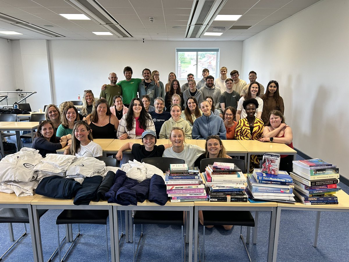 👀 💚 🌎 our 3rd year #Physios have officially finished with their student uniform & books 📚 & are passing their preloved items to the 1st year students to #reuse and #recycle - what a great bunch they are! 🌍 💚 🌟 #greenAHPs #envirophysio #SustainableFuture #eco #futureNHS
