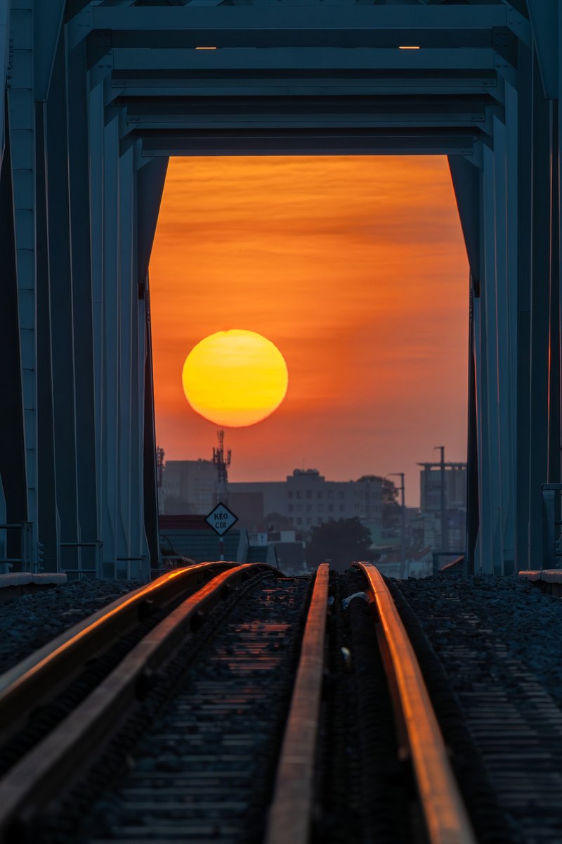“The sun sets above the train track, between the posts of the metal tunnel, on a certain week of the year. Oblicz z Photopills i got it right.” 📷 Canon EOS R6 Mark II | 312mm | ƒ/14 | 1/320s | ISO 640 👉 Photo by Jeronimo Oliva 📍 Planned with PhotoPills: photopills.com