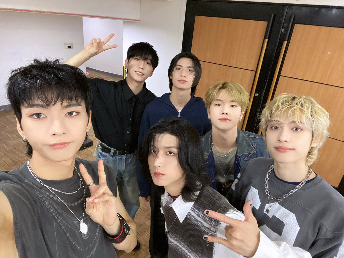 XH_official's tweet photo. 📸240517 Xdinary Heroes
<Troubleshooting>
FAN SIGN / VIDEO CALL EVENT

엑디즈 이름이 마르지 않도록
빌런즈 끝없이 엑디즈 부르고 불러주세요🫰

#XdinaryHeroes #엑스디너리히어로즈
#Troubleshooting
#어리고_부끄럽고_바보_같은
#WE_ARE_ALL_HEROES https://t.co/in3z3n1dRe