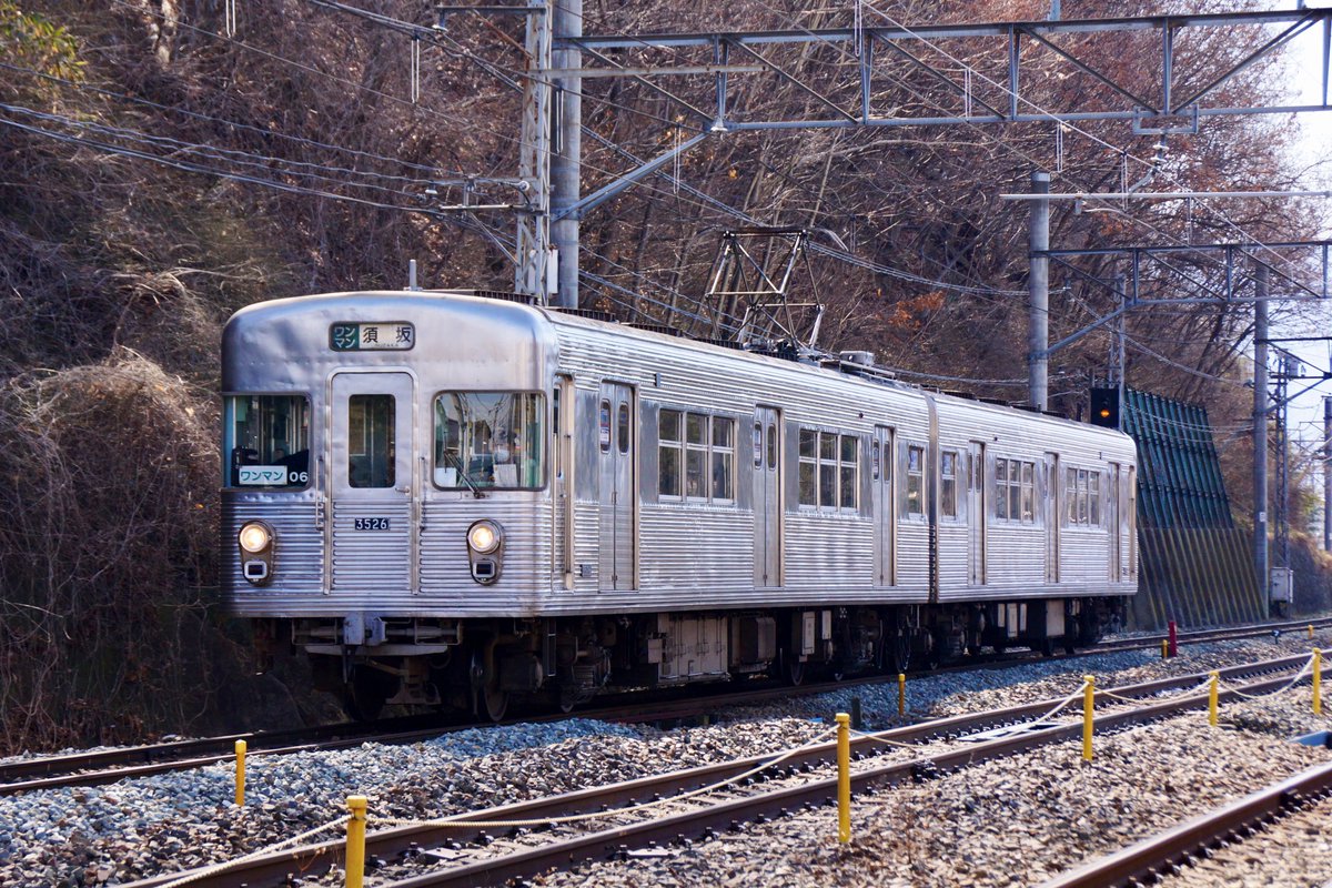 今は無き長野電鉄屋代線の元営団3000系(2012年2月)

しなの鉄道との並走区間だと思います。

末期は1本が帯が剥がされ、日比谷線スタイルになりました。