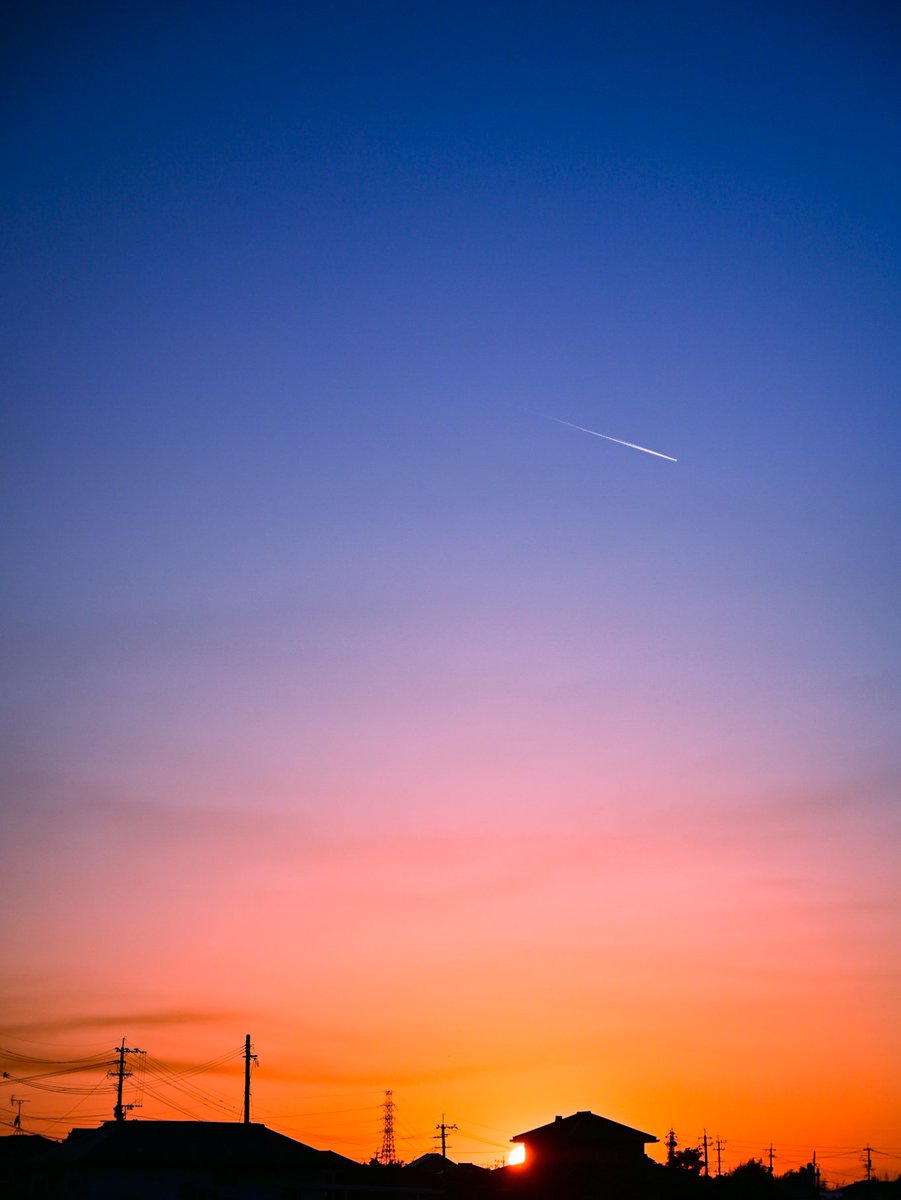 グラデーションの夕空に
ひとすじの飛行機雲

#photography