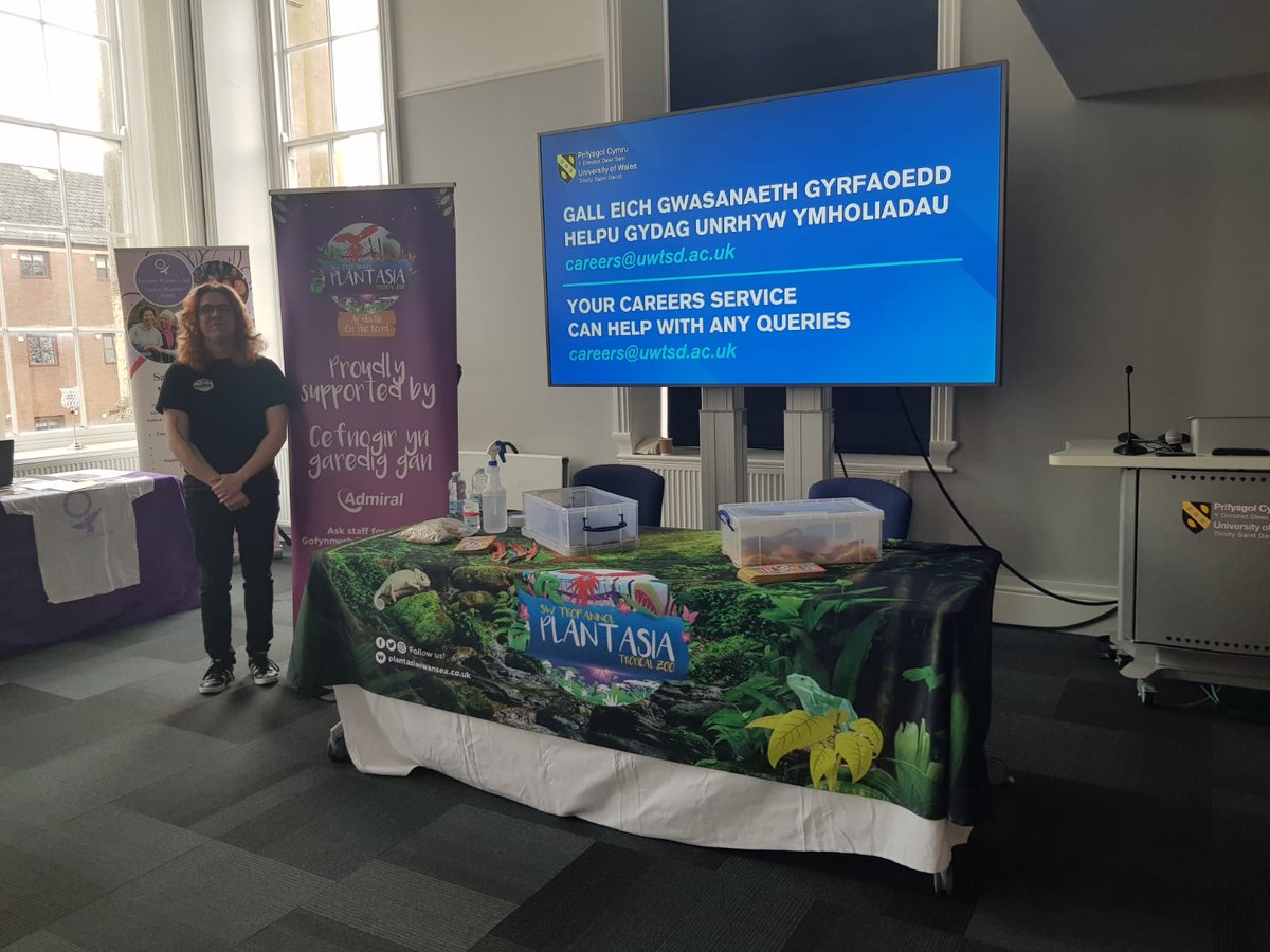 Last month #PlantasiaOnTheRoad proudly supported by @AdmiralLife, visited the @UWTSD Careers Fair!🎉Lucy and #volunteer Tim talked to students about our awesome volunteering opportunities and introduced them to some amazing animals🐍🐢We're so proud of our volunteer programme😃