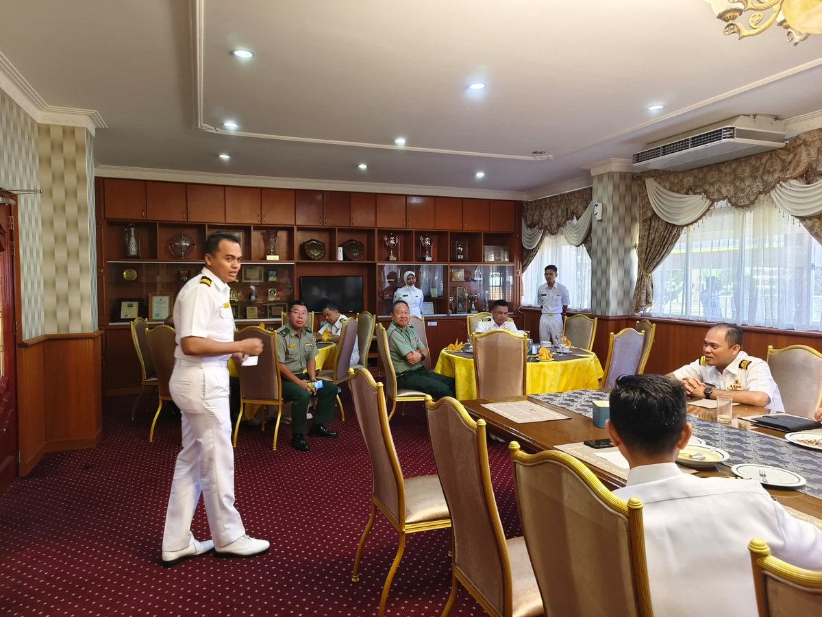 Best way to conquer stage fright is to know what you're talking about. KD PELANDOK Public Speaking for Officers Serial 3/24 has been conducted at Khatib Lounge on 17 May 24. This program is to enhance English Speaking language skill amongst KDP's Officers.