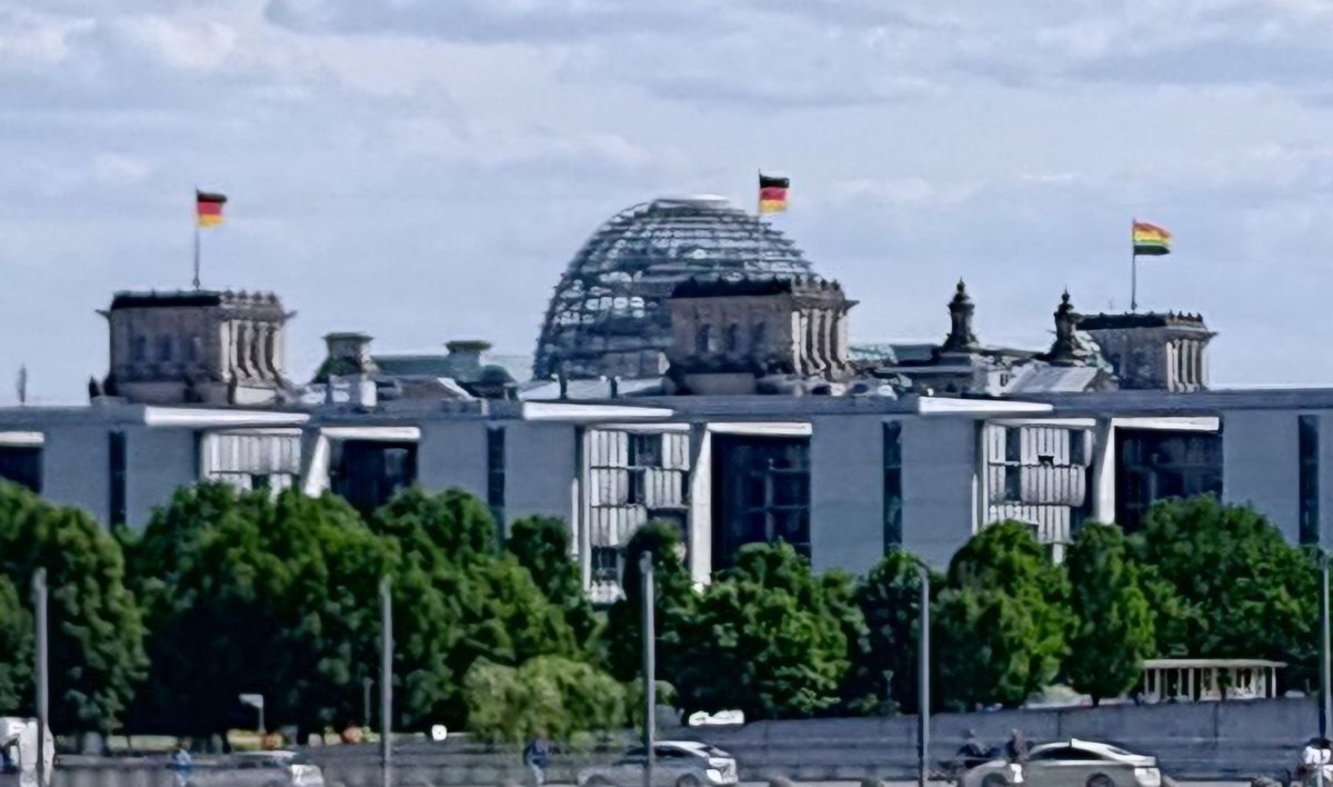 #Regenbogenfahne am #Bundestag. Ich finde die hat da nichts zu suchen, denn das Parlament sollte der Ort der Politik für das gesamte deutsche Volk sein und deshalb sollten dort weder politische Statements hängen noch Fahnen von irgendwelchen Minderheiten.