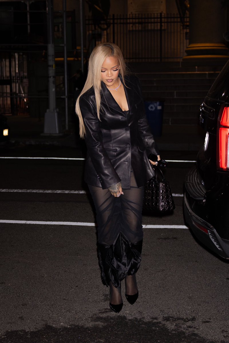 Rihanna in NYC last night 🤍