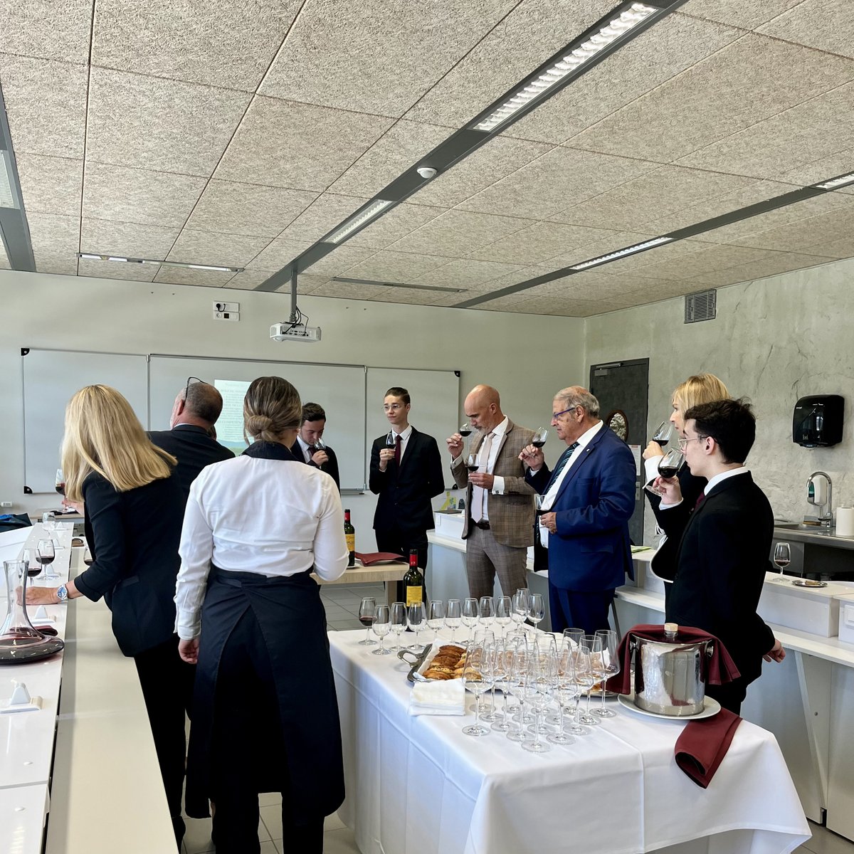 🇫🇷 Le lycée Bourquin accueille le Sénateur Jean Sol pour une visite immersive ! 🍷 La matinée a été consacrée aux infrastructures du lycée où le Sénateur a pu échanger avec les élèves et être initié à l'art de la dégustation de vins. @JeanSOL__ @BriceSannac @KorianFrance