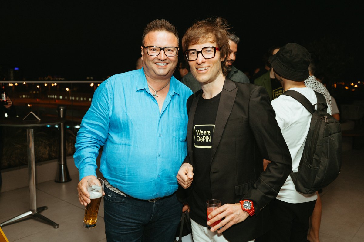 Throwback shot of our incredible event host James Bowater from @TheDigitalComJB and Minima CEO @HugoFeiler in Dubai 📸