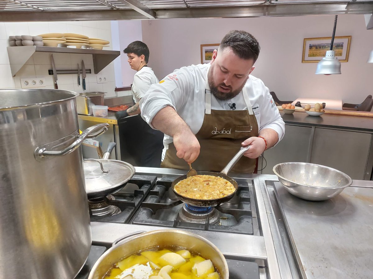 No va a ser todo estrella Michelin y croquetas… nos atrevemos con la tortilla(sin cebolla) y con la ensaladilla… XD