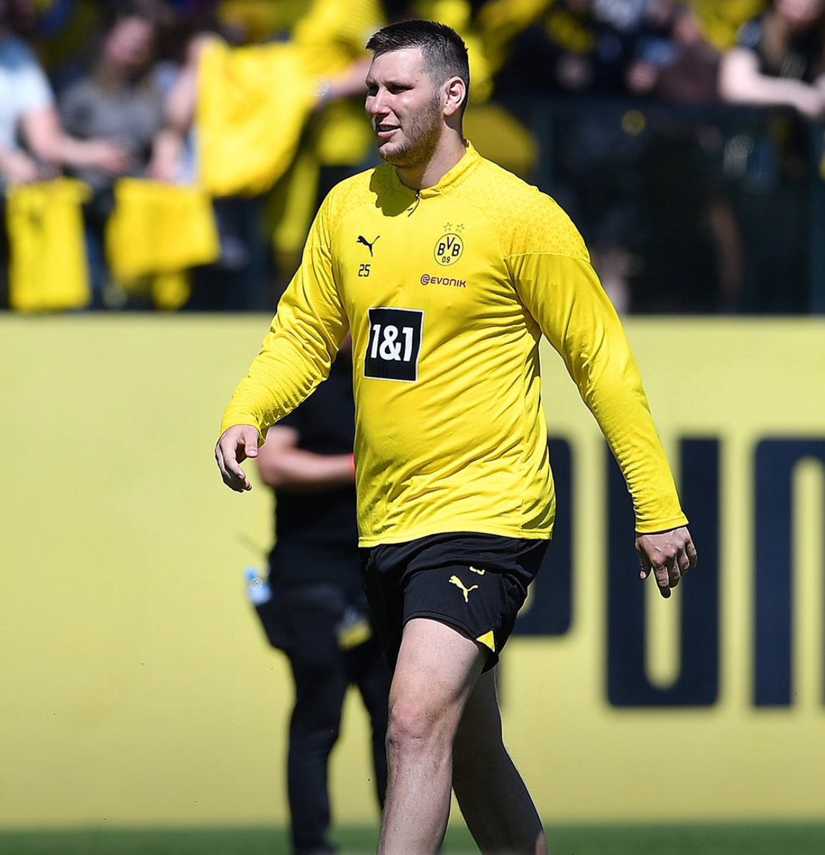 Niklas Sule dalam sesi latihan Borussia Dortmund menjelang final Liga Champions kontra Real Madrid 👀

Vinicius Jr. 😏

#UCL #BorussiaDortmund