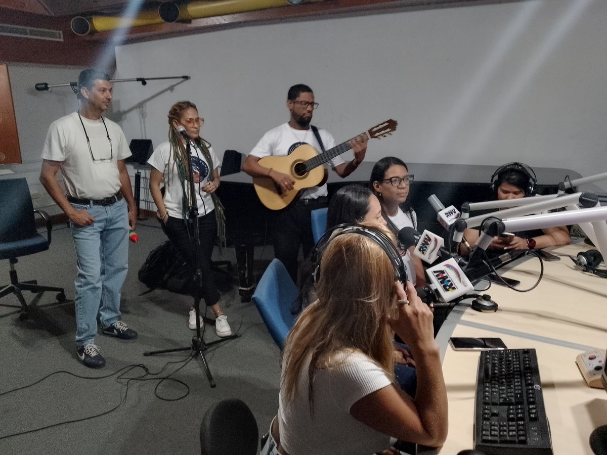 Comenzamos nuestra celebración con Yetzabel Rivas y Lua Bernal (programa Tetas y algo más)

Nuestros invitados musicales: Swing Sonero

#VenezuelaUnida #YoSoyDeAqui