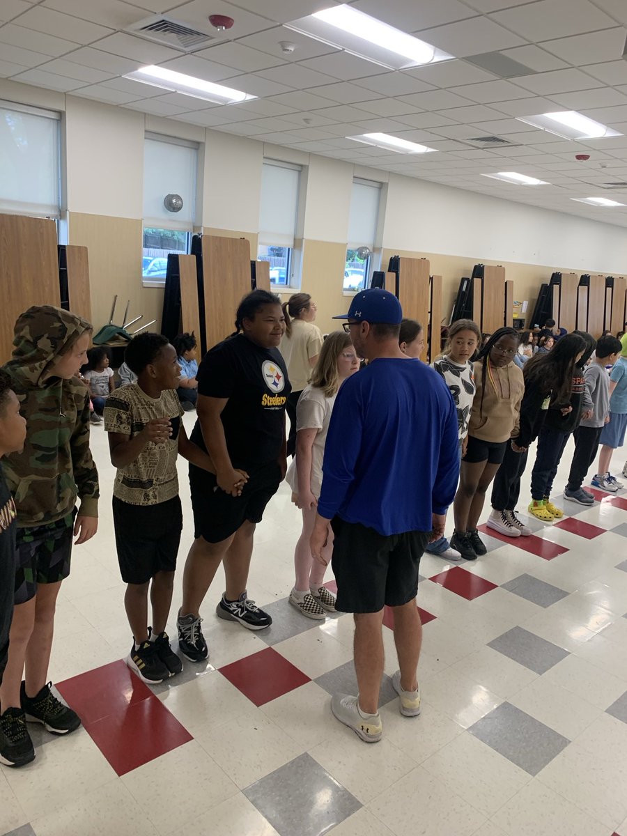 Field Day at Western Hills Elem this morning. Got to judge a little hoola hoop really. Kids had a blast. They are so awesome. Thanks ⁦@WHESRoadrunners⁩ for having us!! ⁦@templewildcats⁩ ⁦@OttTempleISD⁩