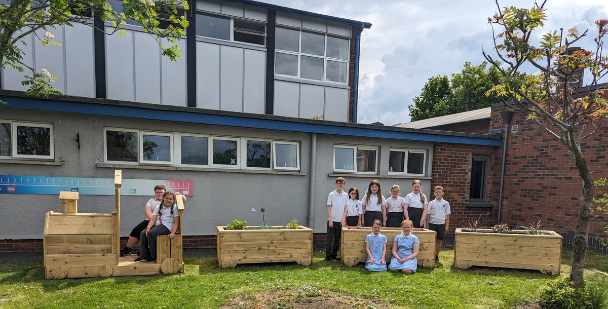 Translink's support for community initiatives connected with the Lisburn Area Renewals project continues - look at this great wooden planter Tonagh Primary School have obtained for their sensory garden, which we are supporting them with! #LAR