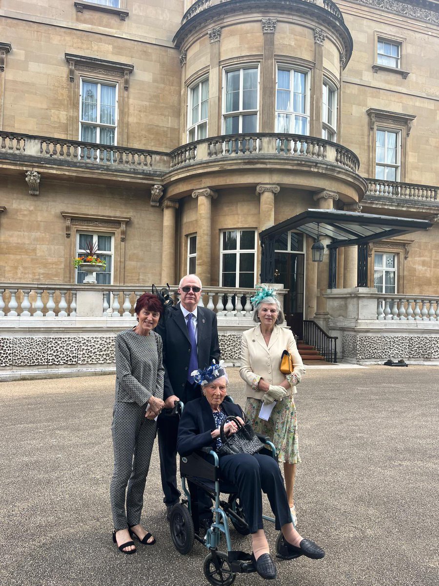 Today some of our drivers are attending a Garden party at Buckingham Palace. Our Chairman Colin Mills @Colinslondoncab had the pleasure of being the driver for 103 veteran Christian Lamb who was accompanied by her daughter Lady Rollo.