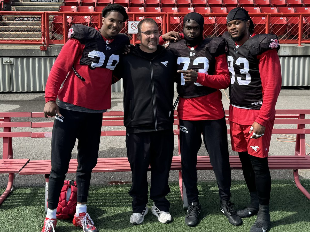 I found a few brick layers of the #210TriangleOfToughness in the CFL. #Passion! Proud of you Chuck Wiley, Clarence Hicks, and Cliff Chapman. @c9inee @Chattisland @UTSAFTBL @calstampeders