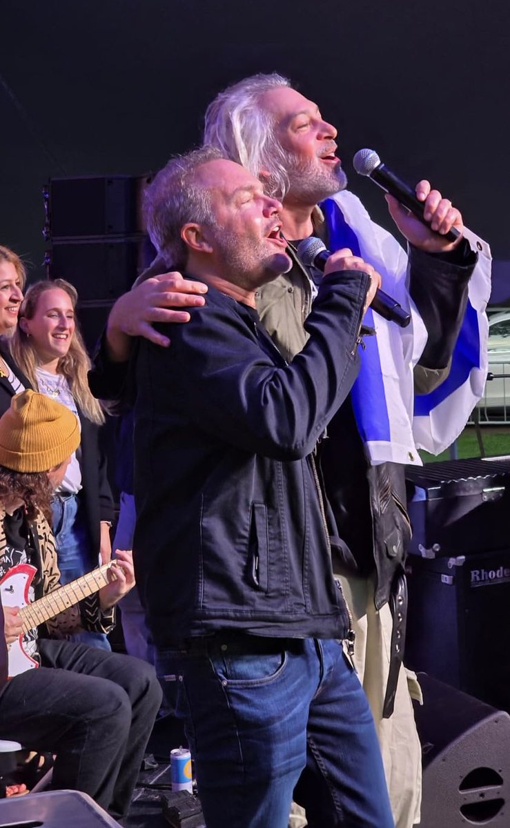 The American People stand and sing shoulder to shoulder with @Israel. Always. #OneDay 🇺🇸💙🇮🇱 @matisyahu @MIT