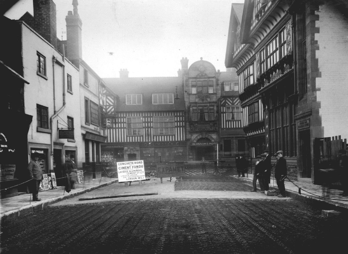 The #FridayFarBack from the History Hub is this wonderful photograph of Carriageway Resurfacing in May 1925, in Frodsham Street, #Chester.