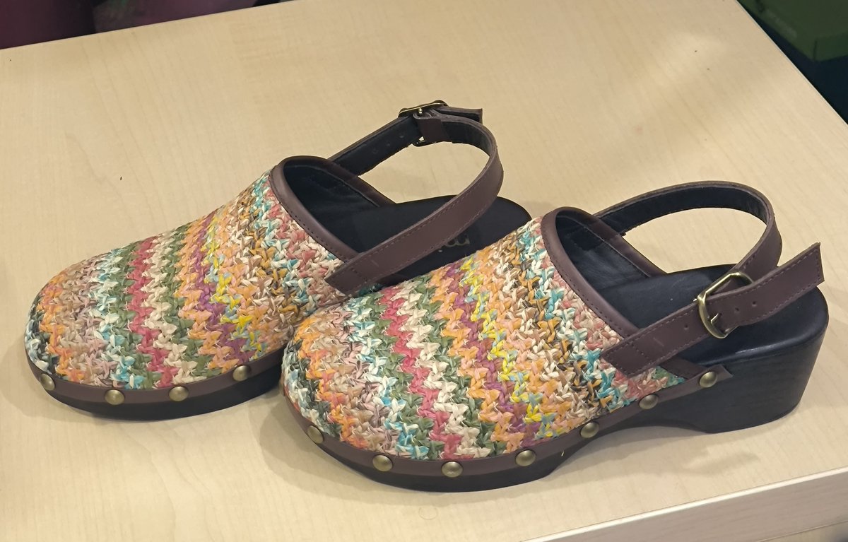 Nos encantan los zuecos de <a href="/LTDAlmudena/">LaTiendaDeAlmudena</a> !!!
Consejo Bazar: Siempre consulta los horarios de tus tiendas favoritas, en fin de semana pueden variar.
#LosMejores #Shopping 
bazarmelopido.com