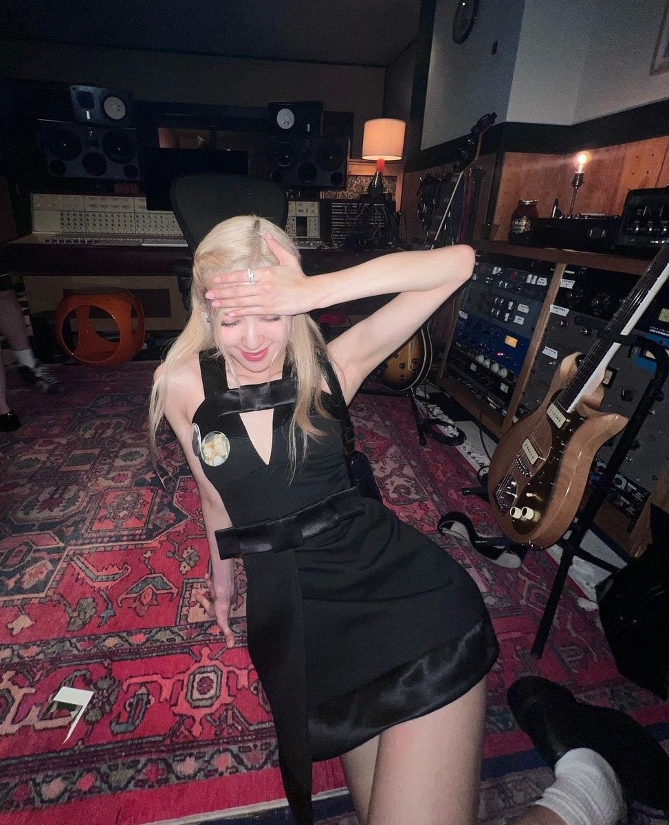 blackpink_cri's tweet photo. Fotos de #ROSÉ en el muro de fotografías de Electric Lady Studio junto con Jack Antonoff y Hayley Williams.

© coupdemain IG

#OnTheGround #Gone #HardToLove #_R_ #로제 #BLACKPINK #Vampirehollie https://t.co/4b1LZIhnYE