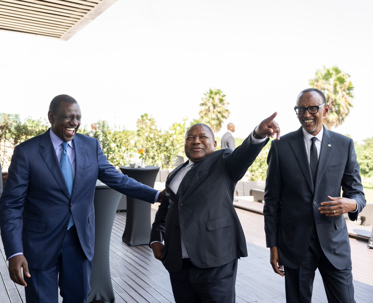 Hello Africans 🙌🏾 Photo Of The Day! President William Ruto of Kenya 🇰🇪 President Filipe Nyusi of 🇲🇿 President Paul KAGAME of Rwanda 🇷🇼 #AfricanCEOForum in Kigali, Rwanda 🇷🇼