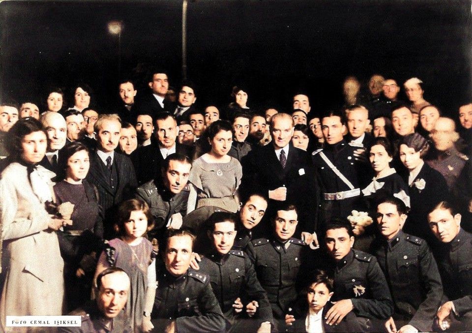 #TarihteBugün 📅
Gazi Mustafa Kemal Atatürk, Tayyare Cemiyeti Reisi Fuat Bulca'nın kızı Türkan Hanımın nişan merasiminde. (17 Mayıs 1934)