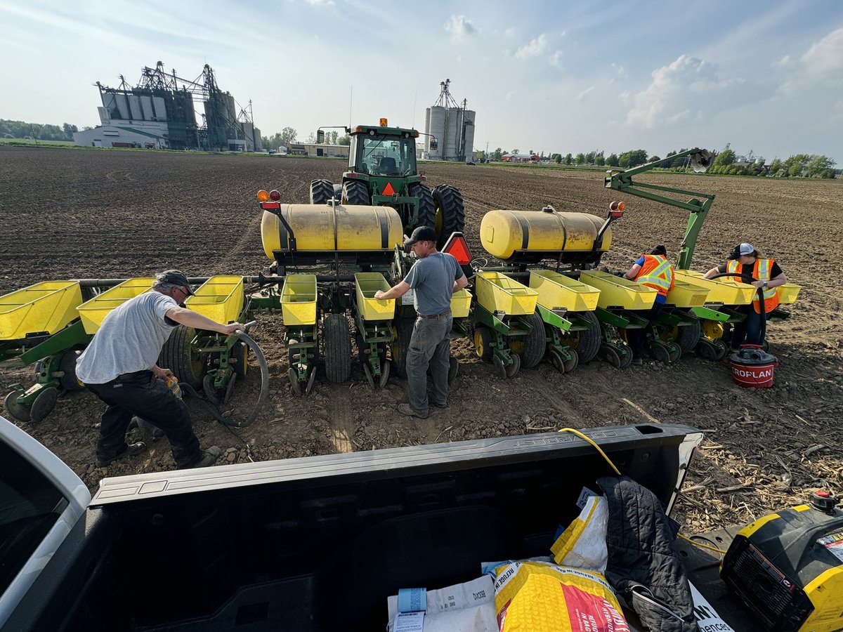 KaitlandVSpek's tweet photo. All hands on deck for an evening plot, getting it in before the rain 👏🏼 🌽 

#Plant24 #CornIsKing #OntAg #Croplan #WinfieldUnitedCanada https://t.co/9rEvjnY7EX