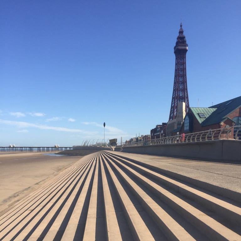 If you're out and about enjoying the lovely weather and our award-winning beaches this weekend, please dispose of your litter in the bins provided. If any of the bins are full, find another one close by or take your rubbish home with you. Let's keep Blackpool tidy 🚮
