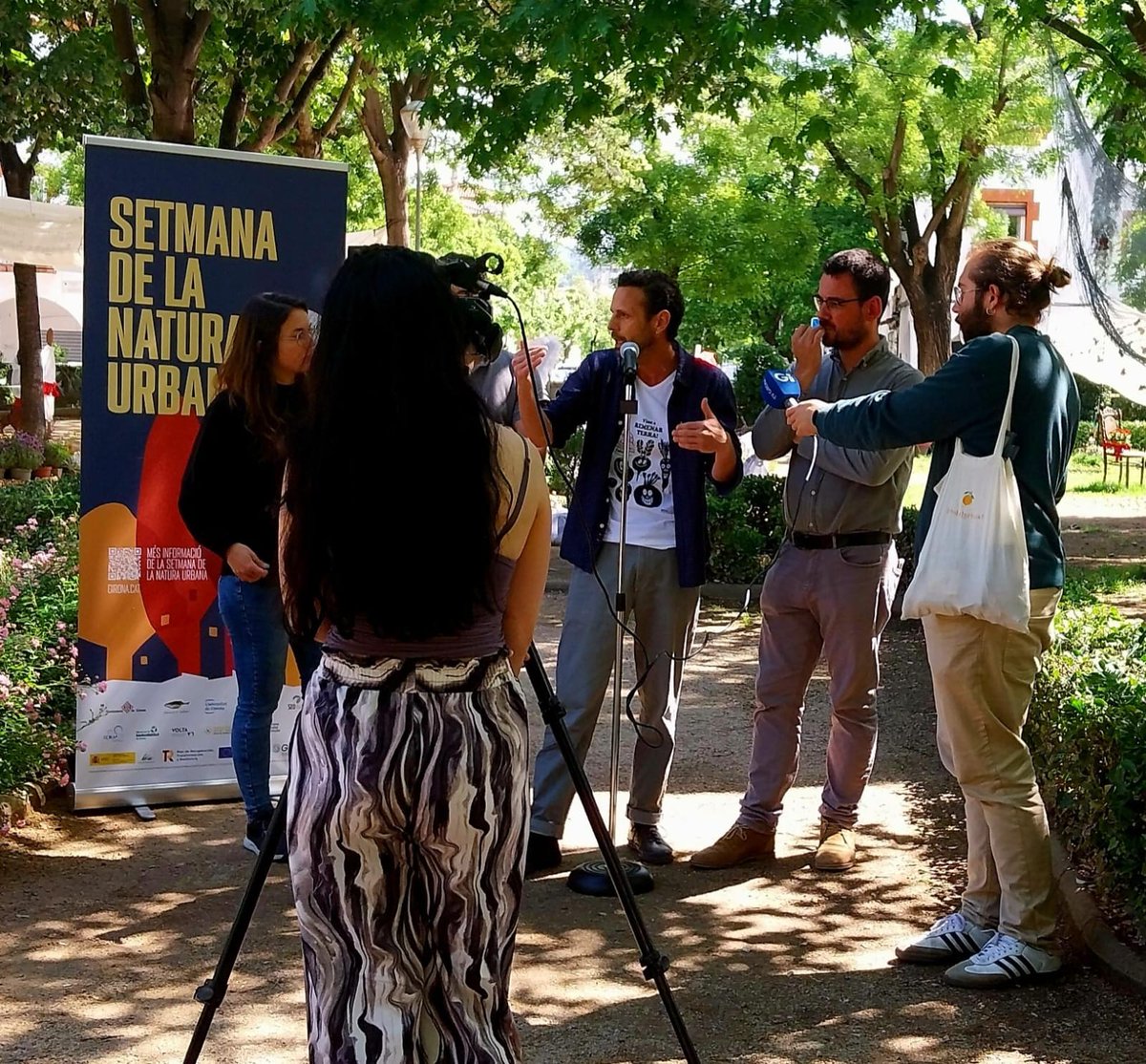 Alexandra_Popartan (@alexpopart) on Twitter photo Enric Cassú, del <a href="/LEQUIA_UdG/">LEQUIA-UdG</a>+social i GiroNat, a la roda de premsa sobre la Setmana de la Natura Urbana (Girona, 1-8 juny): "Hem generat un pol d'atracció per a la gent que ja está treballant des de col·lectius, associacions, barris...centrats en la transició eco-social" Enric Cassú, del <a href="/LEQUIA_UdG/">LEQUIA-UdG</a>+social i GiroNat, a la roda de premsa sobre la Setmana de la Natura Urbana (Girona, 1-8 juny): "Hem generat un pol d'atracció per a la gent que ja está treballant des de col·lectius, associacions, barris...centrats en la transició eco-social"
