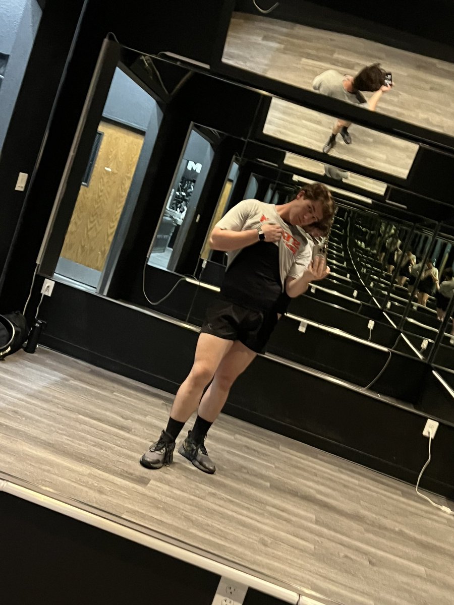 Cropped top and compression for the gym outfit… a vibe??
—
#gymbro #fratbro #musclegrowth #bikelife #motorcycle #feetworship #feet #footfetish
#OnlyFan