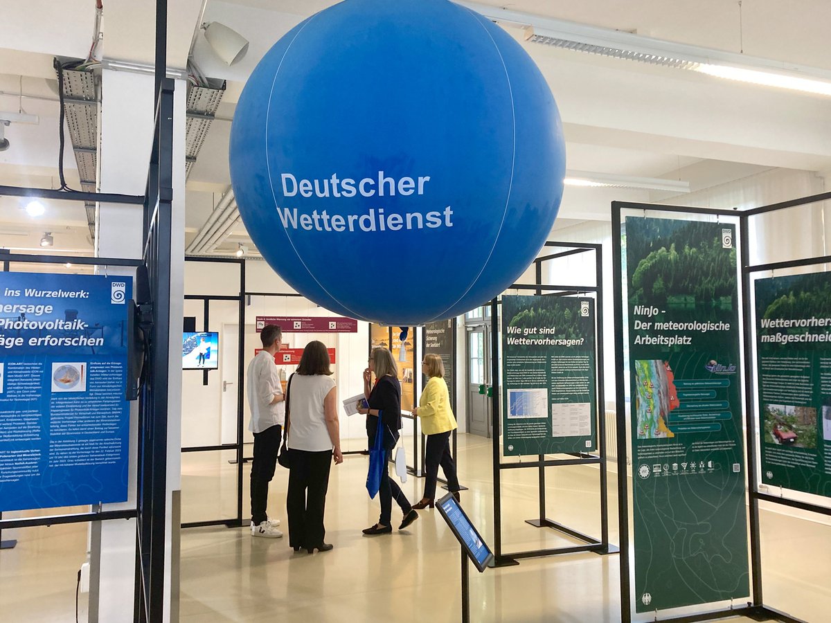 Impressionen zur Ausstellung „Zwischen Natur & Gesellschaft“ Neue Sonderausstellung „Zwischen Natur & Gesellschaft“ in der Flugwerft Schleißheim: Der #DWD präsentiert seine Arbeit und Aufgaben Die Ausstellung ist vom 17. 5.2024 bis 23.2.2025 zu sehen. 👉 t1p.de/9erce