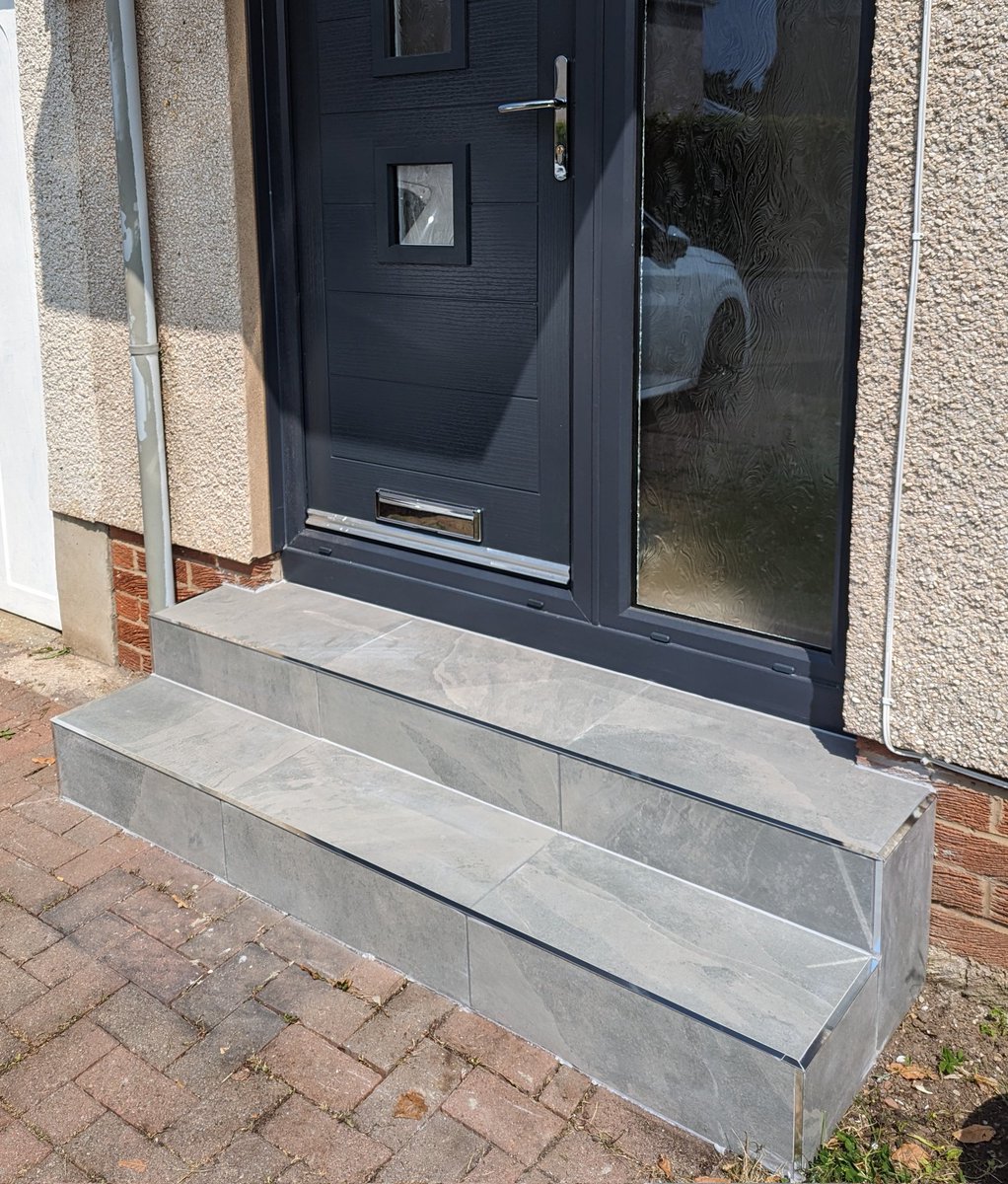 📍Cotlands avenue,longniddry.
Front steps tiled with enis grey slate from @ToppsTilesTrade with @BALtiling mid grey grout flex .