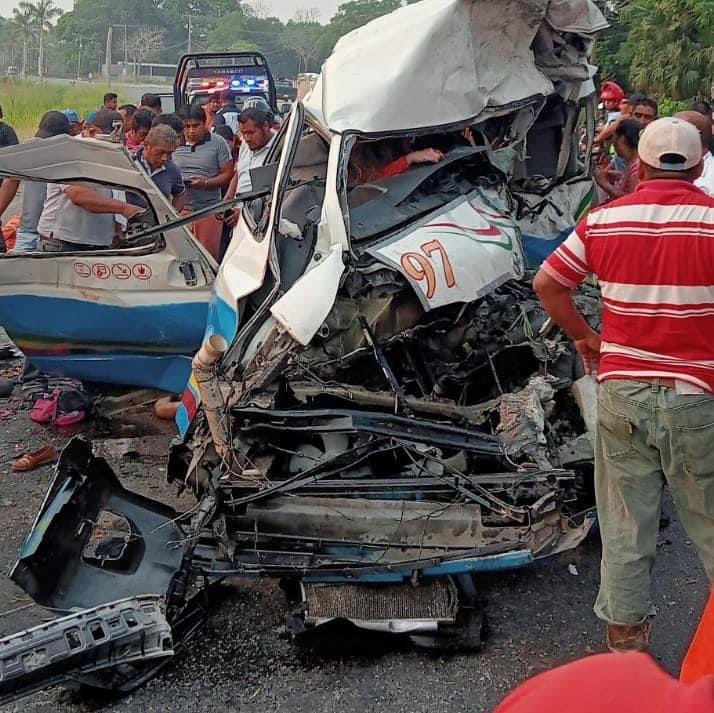 #Ultimahora Fuerte accidente entre una van del transporte público y una camioneta deja un saldo de 11 personas muertas, 8 hombres y 3 mujeres, en la vía corta a #Cunduacán en #Tabasco