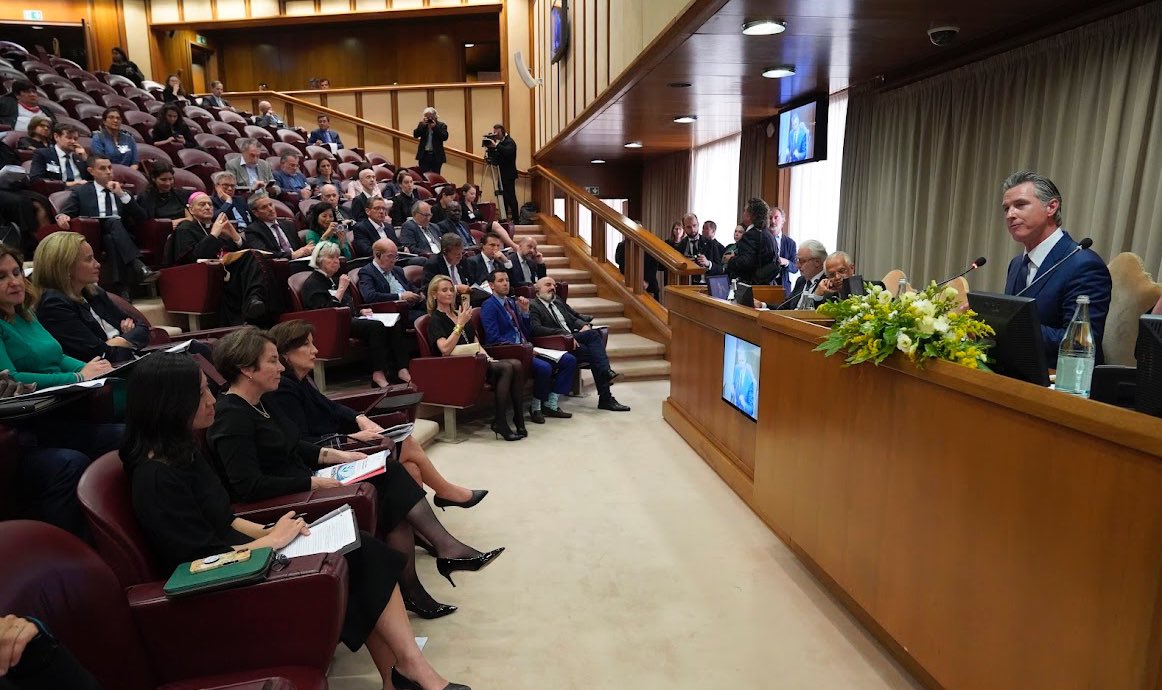 So proud of American Governors 🇺🇸 @GavinNewsom @KathyHochul @MassGovernor leading the charge at the Vatican as @Pontifex gathered global experts & leaders to double-down confronting climate change. They are 3 of 24 Governors in the @USClimate Alliance.🙌🏼 usclimatealliance.org