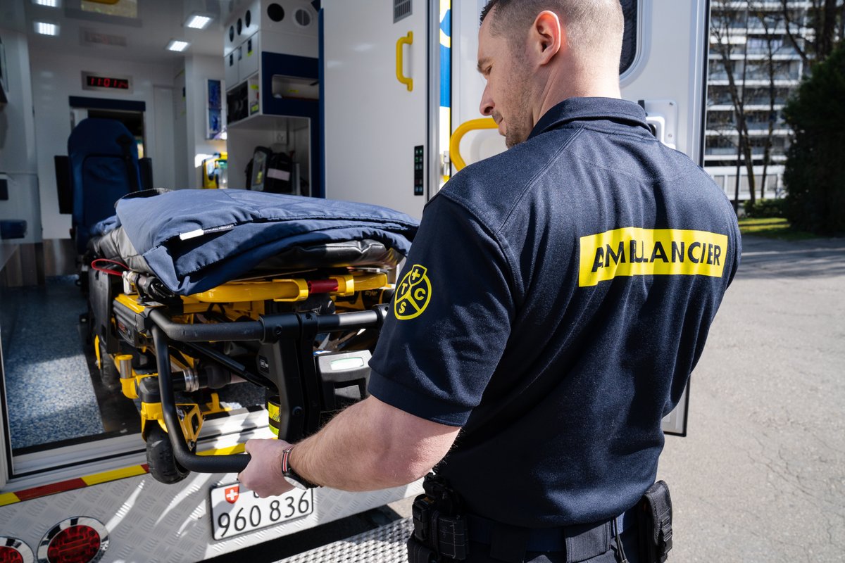TCSPresse's tweet photo. Der erste Notfallbarometer des TCS zeigt, dass die Schweizerinnen und  Schweizer die Arbeit von Rettungskräften sehr positiv beurteilen. #myTCS
👉 https://t.co/yEvIaAsN89 https://t.co/KJpecGaILr