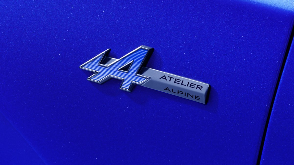 #RenaultRafale #ETech 4x4 300 pk/220 kW #pluginhybrid #atelierAlpine / officiële onthulling.
 
aerodynamische lijnen geïnspireerd door de luchtvaart. sportwielen en 21' velgen. exclusieve bleu sommet satin kleur. een spoiler in noir etoilé.