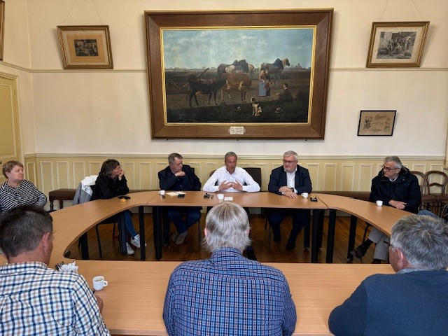 Rencontres en fin de semaine avec les maires et adjoints de Sainville et Theuville. Des échanges riches sur leur quotidien, leurs projets, les difficultés rencontrées mais aussi de nombreuses questions sur le contexte international et économique. Des élus mobilisés et investis.