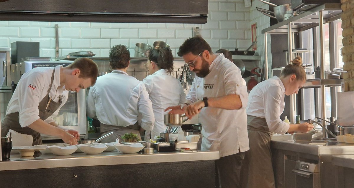 Da gusto verlos trabajar <a href="/Ger_Carrizo/">GERMÁN CARRIZO</a> <a href="/Carito_Lou/">Carito Lourenço</a> y más degustar sus elaboraciones <a href="/fierrovlc/">FIERRO</a> <a href="/GuiaMichelin_ES/">La Guía MICHELIN</a> ⭐️