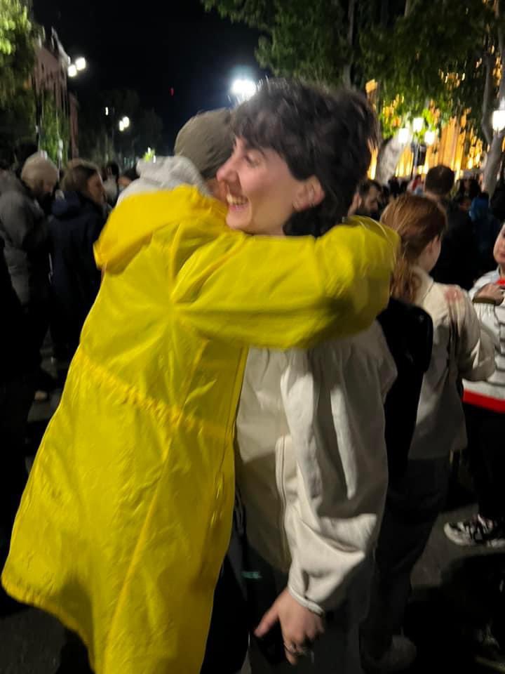 “Grab a raincoat and get a hug as a gift”
Tbilisi State Universite’s lecturer Zurab Tatanashvili 🩷
The reason for the greatness of the rallys in #Tbilisi is #love, #attention and #respect for each other
#Protests