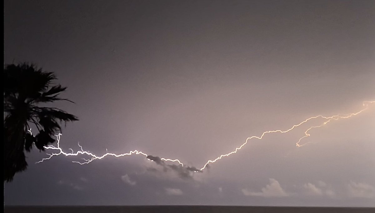 Bold & Beautiful Sky Last Night Mobile Bay, Alabama #Photography #Weather #Lightning @spann @RealSaltLife @NWSMobile @Kelly_WPMI @ThomasGeboyWX @PicPoet @MyRadarWX @ThePhotoHour @weatherchannel @StormHour @DauphinIslandSM