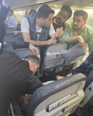 AK Parti Elazığ Milletvekili Prof. Dr. Erol Keleş, Ankara-Elazığ seferini yapan uçakta kalbi duran bir yolcuya kalp masajı yaparak hayata döndürdü.