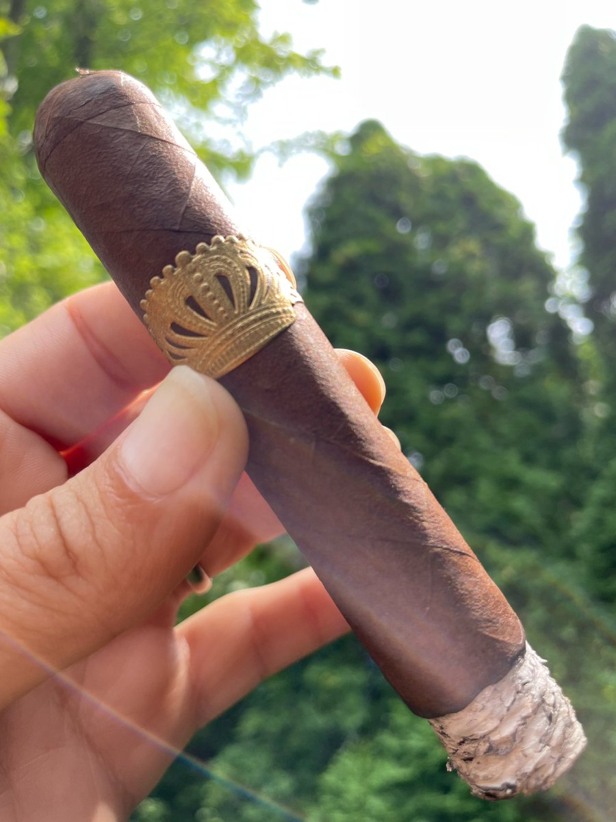 TGIF! It’s a cloudy morning but this Sobremesa by Steve Saka and Dunbarton Tobacco and Trust is how we’re starting the day. Great smoke, excellent construction and a perfect example of a full body/medium strength cigar. #cigar #cigars