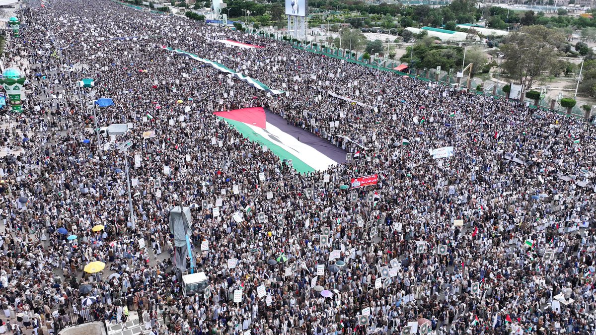 بحشود مليونية خرج أبناء شعبنا اليمني العزيز استجابة للسيد القائد عبدالملك بدرالدين الحوثي 'يحفظه الله'.
📷 صور من مسيرة 'مع غزة جهاد مقدس ولا خطوط حمراء' التي خرجت عصر اليوم في ميدان السبعين بالعاصمة صنعاء دعما وإسناداً للشعب الفلسطيني المظلوم الصامد في قطاع غزة.  | 17-05-2024م