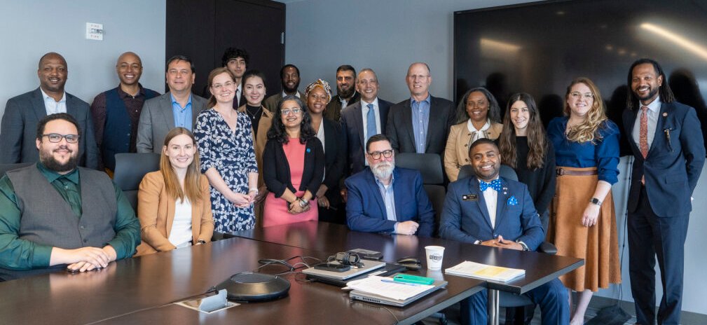 #StrongCities North America hosted an in-person roundtable in #NYC 🇺🇸 for #Mayors & #localgov officials as part of our ongoing series on Global Crises, Local Impacts: Threats to Social Cohesion & How Cities Can Respond. ⬇️