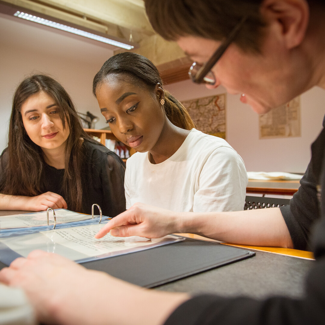 Considering a Masters? We offer a range of fantastic programmes in:

🖊️Creative Writing
🖊️English Literature
🖊️Modern and Contemporary
🖊️Victorian Studies

Find out more 👇
le.ac.uk/english/study/…