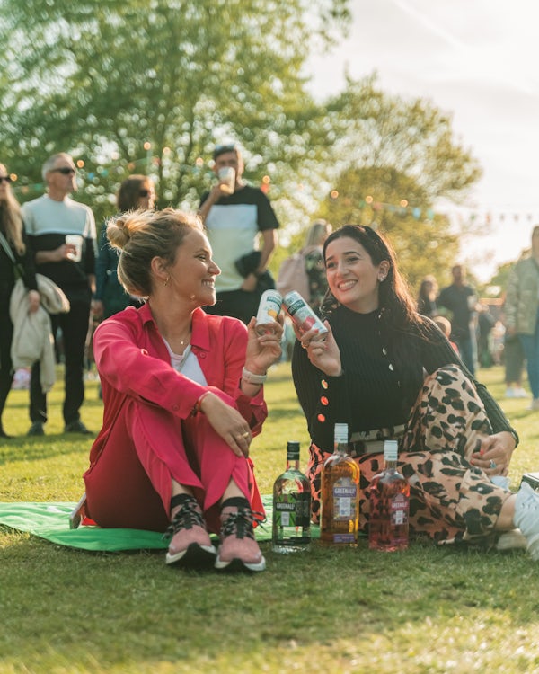 Happy Friday! 🎉 Take a friend and crack open the gin ✨ to celebrate the spring season 🌷🌼💐 It's Pub in the Park this weekend and we’re waiting for you! Come join us at Higginson Park (Marlow) for some festive fun and delicious drinks. Cheers to spring and good times! 🥂
